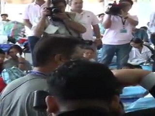 Hillary Clinton visita a las víctimas de las inundaciones de Tailandia