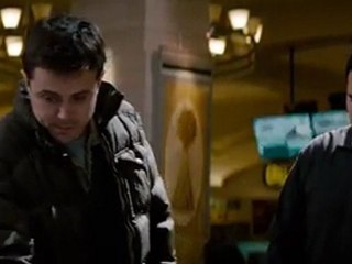 Le Casse de Central Park - Extrait 1 (VOST) : Slide démontre à l'équipe qu'ils peuvent voler dans le centre commercial