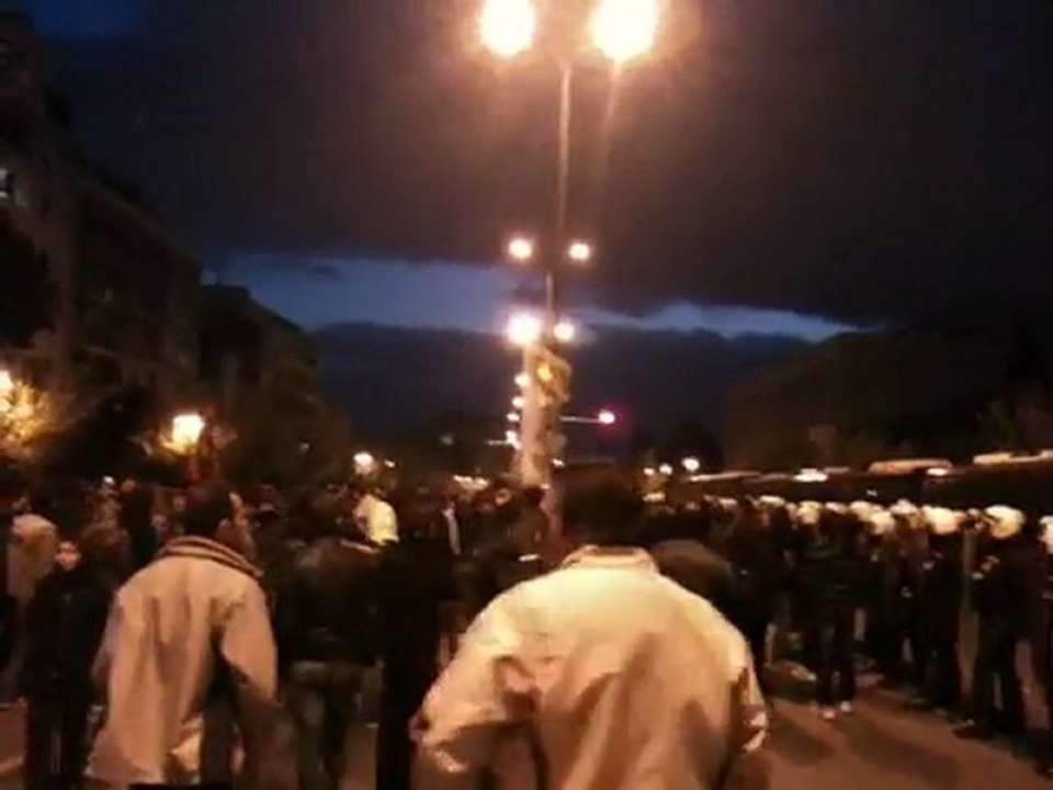 Διαδηλωτές μπροστά στην πρεσβεία