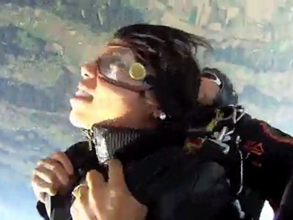 Aurelie saute avec Go-parachutisme