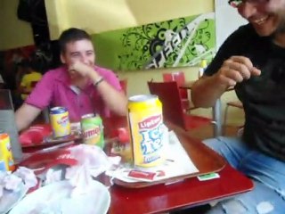 dany atras da abelha ( Queres mel minha Abelhinhaaa??  ) ;)