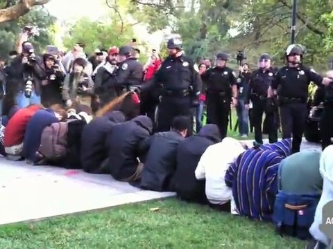 USA : Etudiants pacifistes gazés au poivre