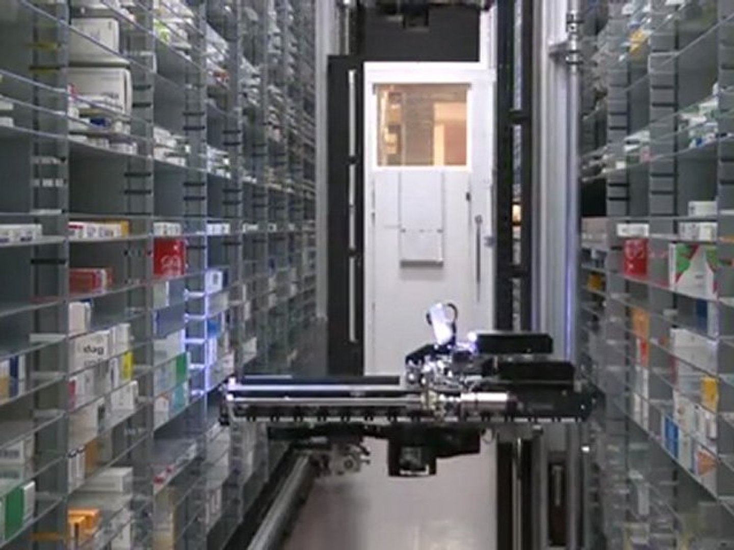 Un robot de distribution des médicaments à la pharmacie des HUG - Vidéo  Dailymotion