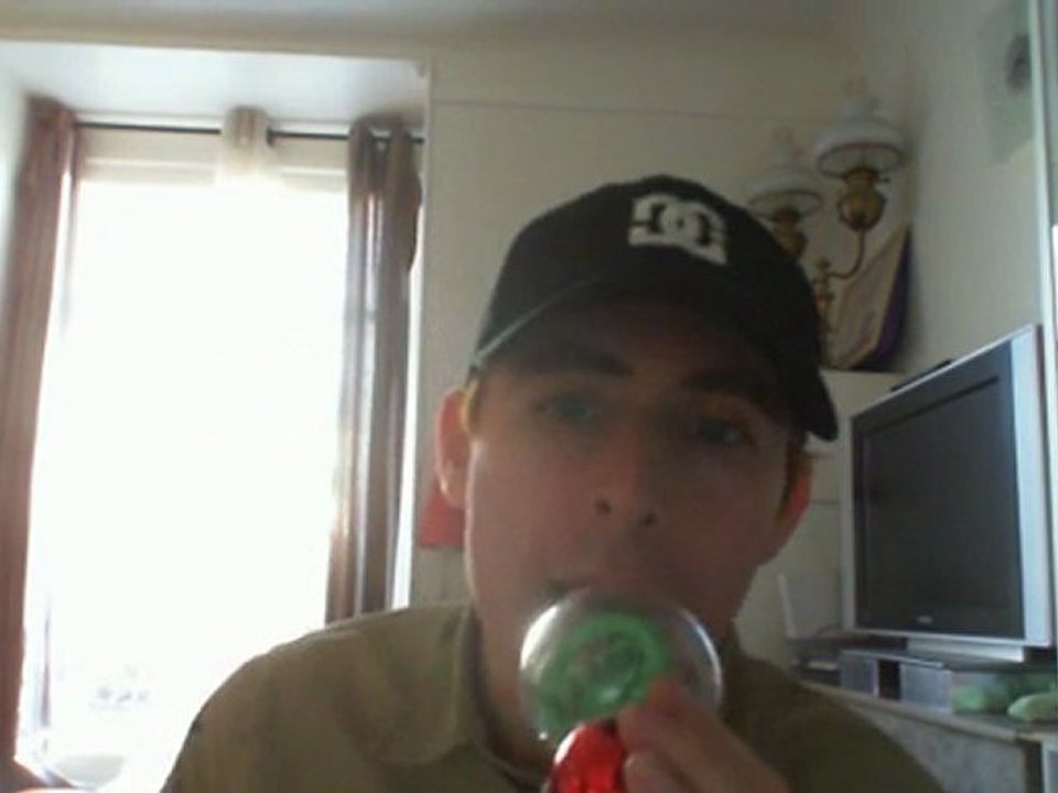 Wiwi égratigne "les poches sous les yeux"