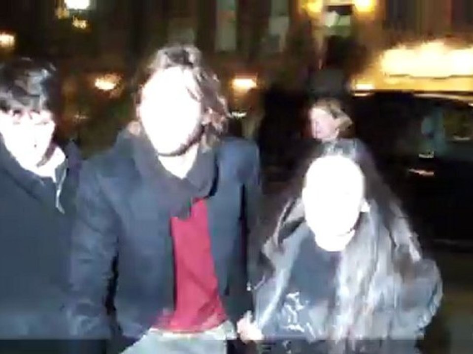 Ashton Kutcher Takes to Twitter after Demi Divorce News