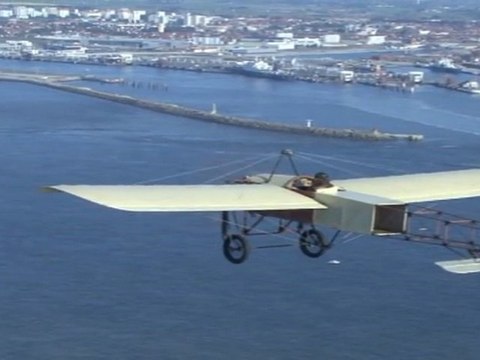 BLERIOT XI AU DESSUS DU PORT DE CALAIS.