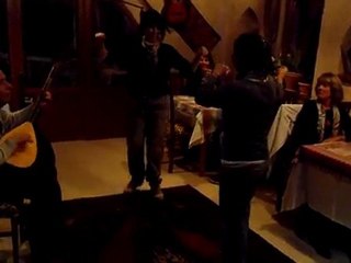 Musicien turc, propriétaire de la pension à Uçhisar en Cappadoce turquie, et danse improvisée