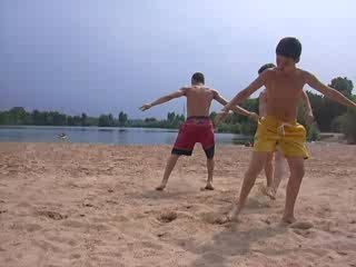 trois breakeur sur sable et ouai!!!