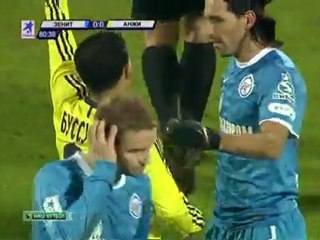 Boussoufa kicking the ball in the referee. QUENEDS.do.am