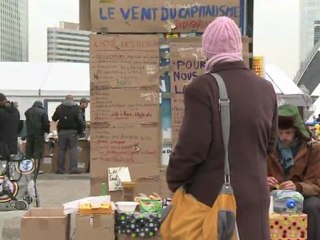 A La Défense, les indignés rassemblent des déçus de la politique