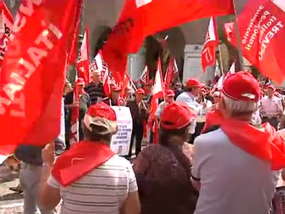 MANOVRA,PROTESTA  IN PIAZZA