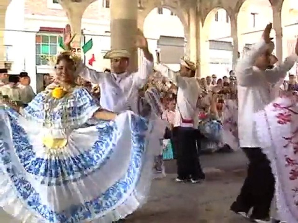 FOLK IN PIAZZA