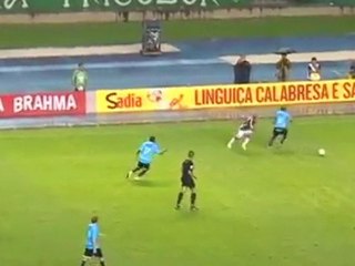 Gilberto Silva se prend un sacré petit pont