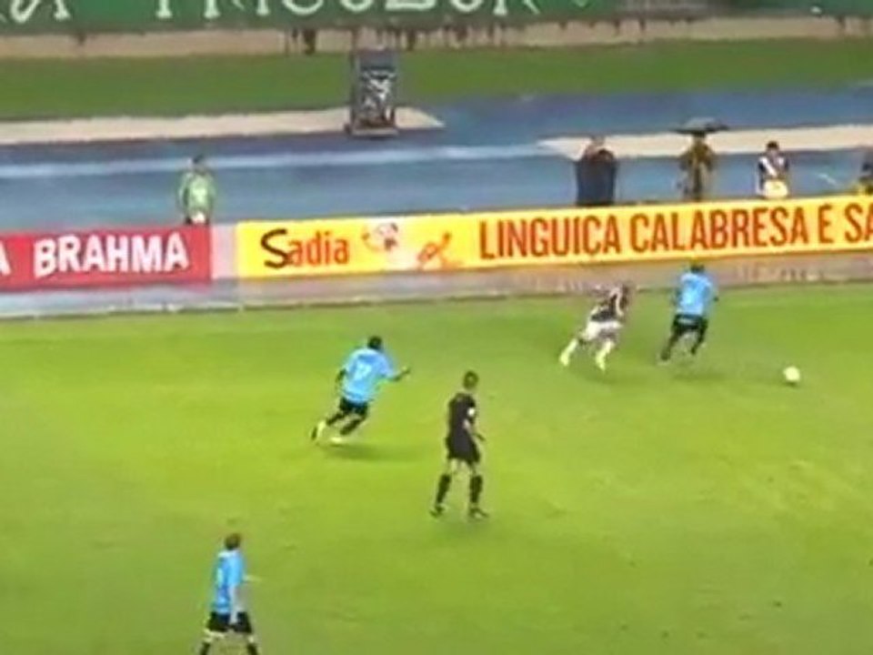 Gilberto Silva se prend un sacré petit pont