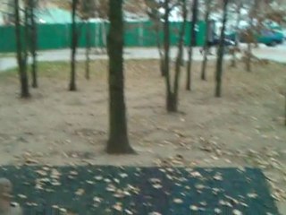 na spacerze z dzieckiem na placu zabaw