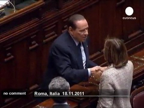 Silvio Berlusconi et Mario Monti, main dans... - no comment