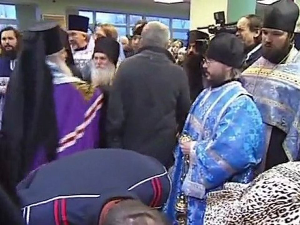 Russians line up to view relic