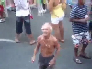 Kızları Görünce Çoşan Yaşlı Adam