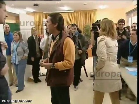 Aznar vota acompañado de Ana Botella