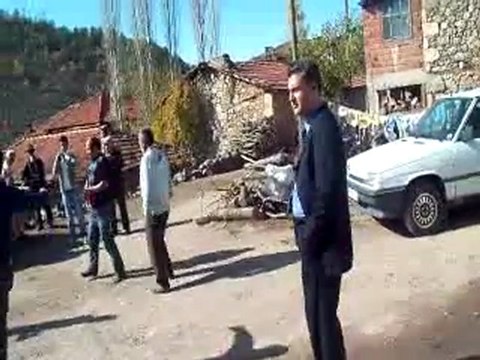 Ramiz Akkuş-Zekeriya Yavuz-Hüseyin Kürcan-Mustafa davul zurna eşliğindeo oyun