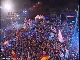 Rajoy bota en el balcón de Génova