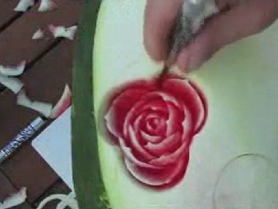 A FINA ARTE DE DESCASCAR UMA MELANCIA