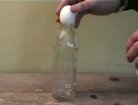 entrer un oeuf dur dans une bouteille
