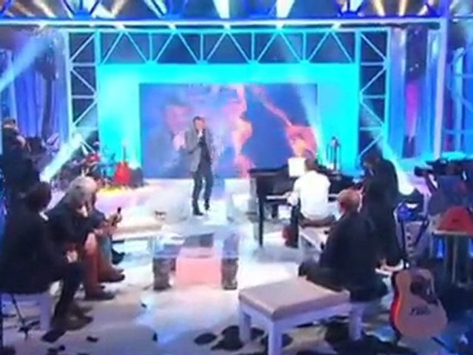 Christophe Hondelatte chante pour la première fois à la télé