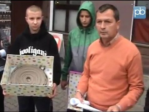 Wąż dla Donalda Tuska od kibiców Zawiszy Bydgoszcz