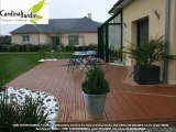 Terrasse bois composite design avec galets noirs et blancs