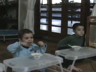 12.11.2011 - João, Gabriel e Maria Jantando Sopa