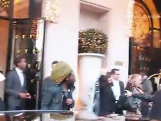 Η Salma Hayek πέφτει κάτω μπροστά στις κάμερες