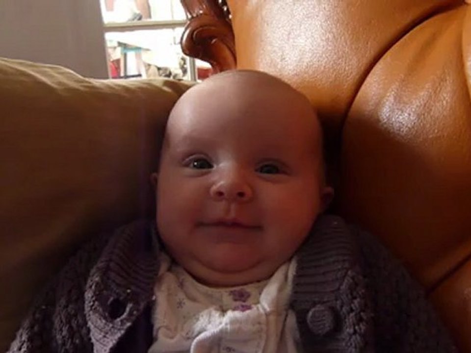 Maëlys sourit...tite souris...