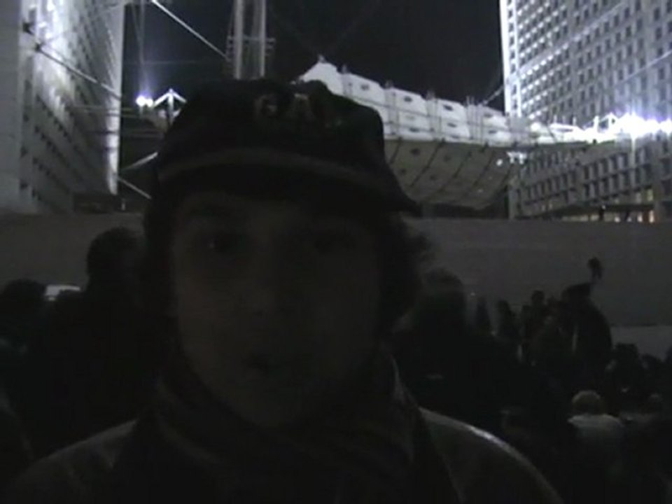 Indignés PAS résignés à la Défense - Jeune La Défense