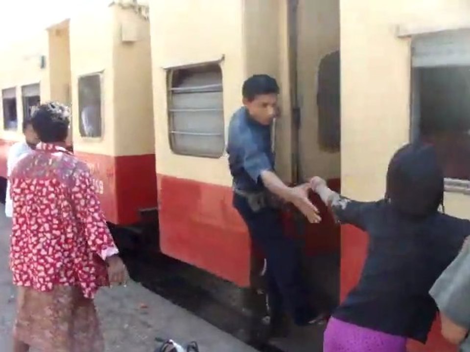 Loading a Train outside - Monter dans un Train en marche - Birmanie-Burma (Myanmar)