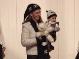 Gilet, bonnet et écharpe pur mohair portés par Nathalie - Bonnet panda, écharpe et moufles mohair et soie portés par Jules