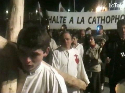 MANIFESTATION DE CIVITAS CONTRE LA PIÈCE GOLGOTA PICNIC DE RODRIGO GARCIA