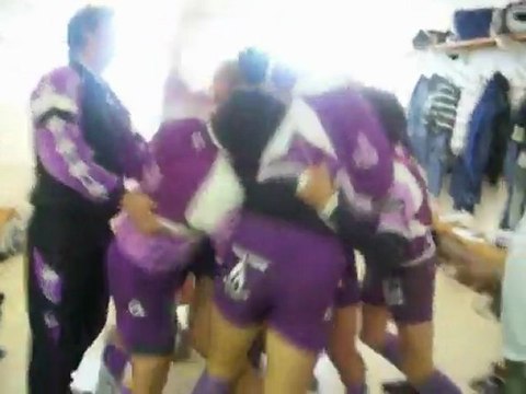 Rentrez dans le vestiaire surchauffé de Bourg en Bresse. Préparation dans le vestiaires des joueurs de rugby.mpg