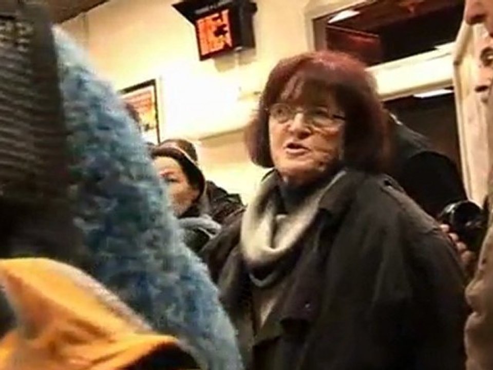 Un collectif d'usagers de la poste défénd les postiers de Millau en grève.