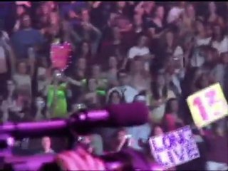 Taylor Swift and Selena Gomez perform together