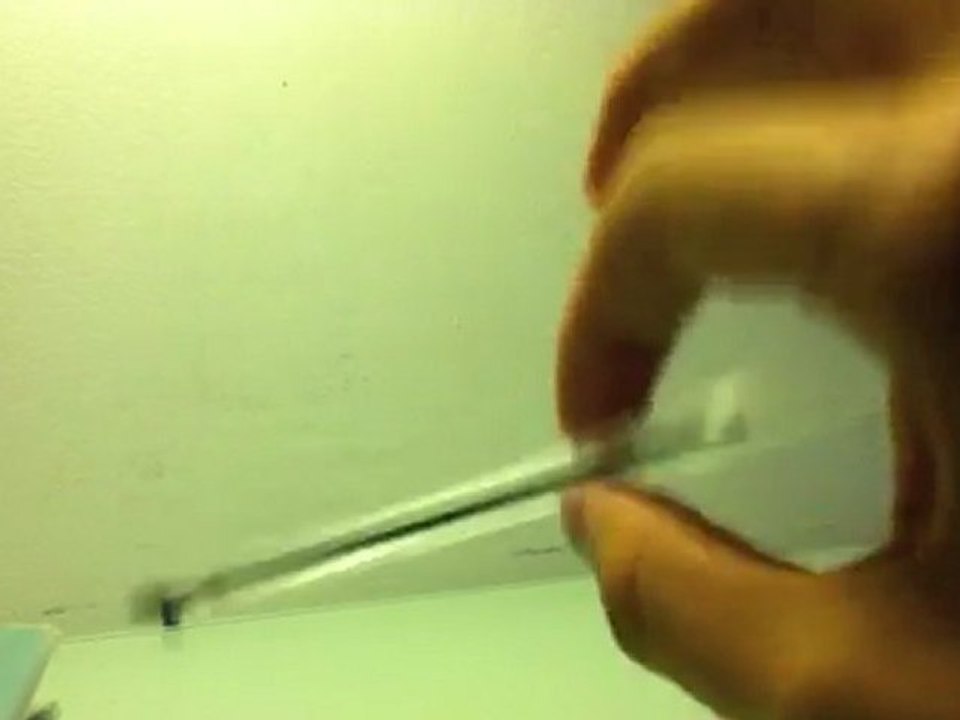 Illusion d'optique le stylo en caoutchouc - Trucs et Astuces