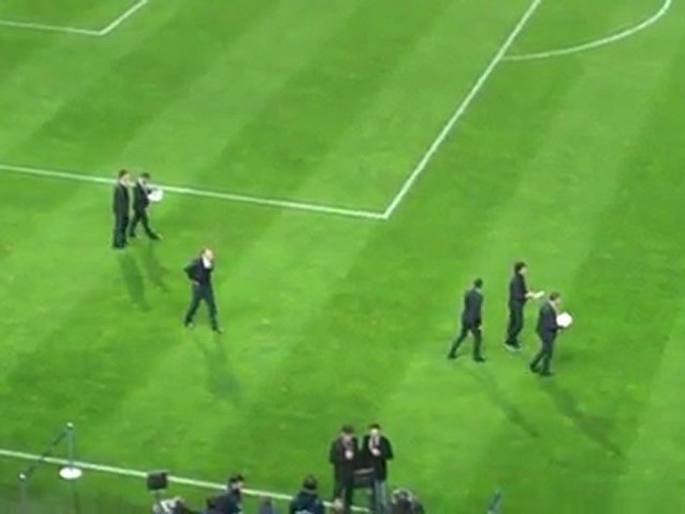 Είσοδος παικτών Ολυμπιακού στο "Βελοντρόμ"