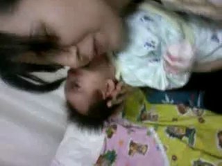 Annesiyle kavga eden bebek