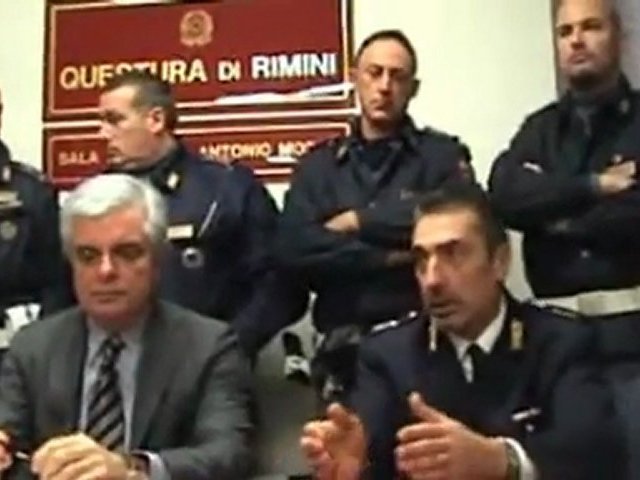 Video Ucraino ubriaco tenta di rubare auto, arrestato