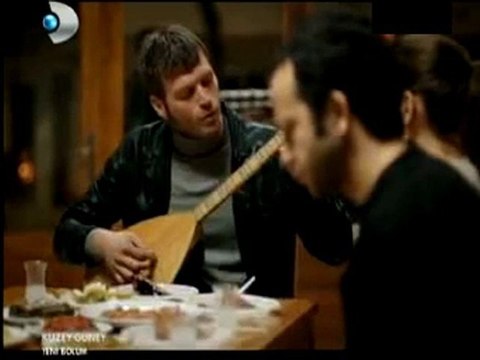 Kıvanç Tatlıtuğ Saz Çalıp Türkü Söyledi