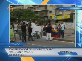 下载视频: Damnificados trancan elevado de Los Ruices