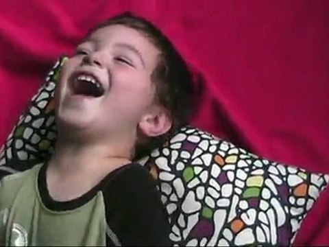 Darren sous le supplice des chatouilles!