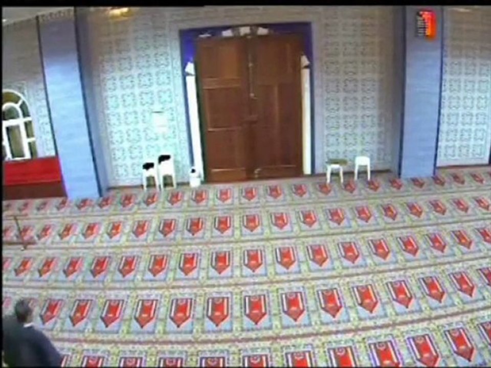 Cemaat secdede, hırsız iş üstünde