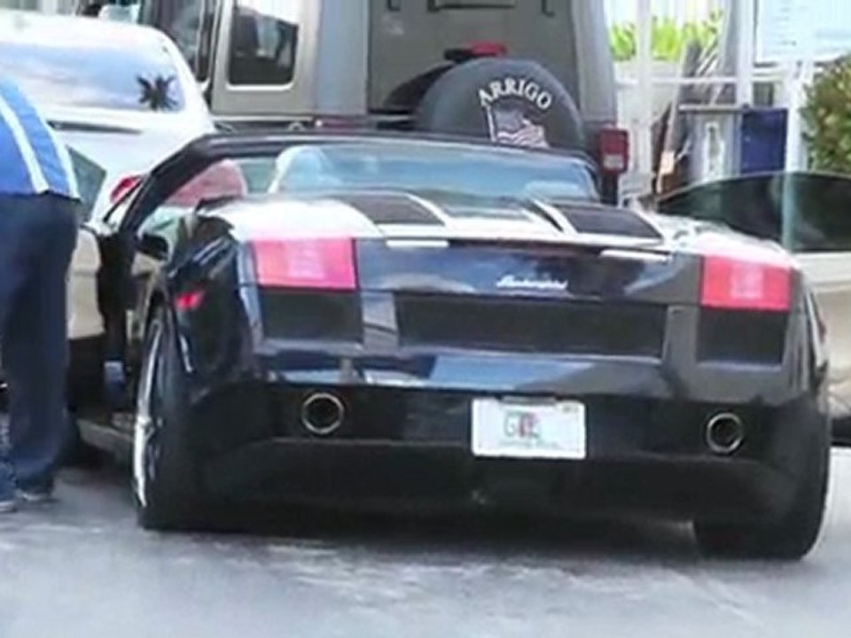 Reality Star gibt mit Sportauto an