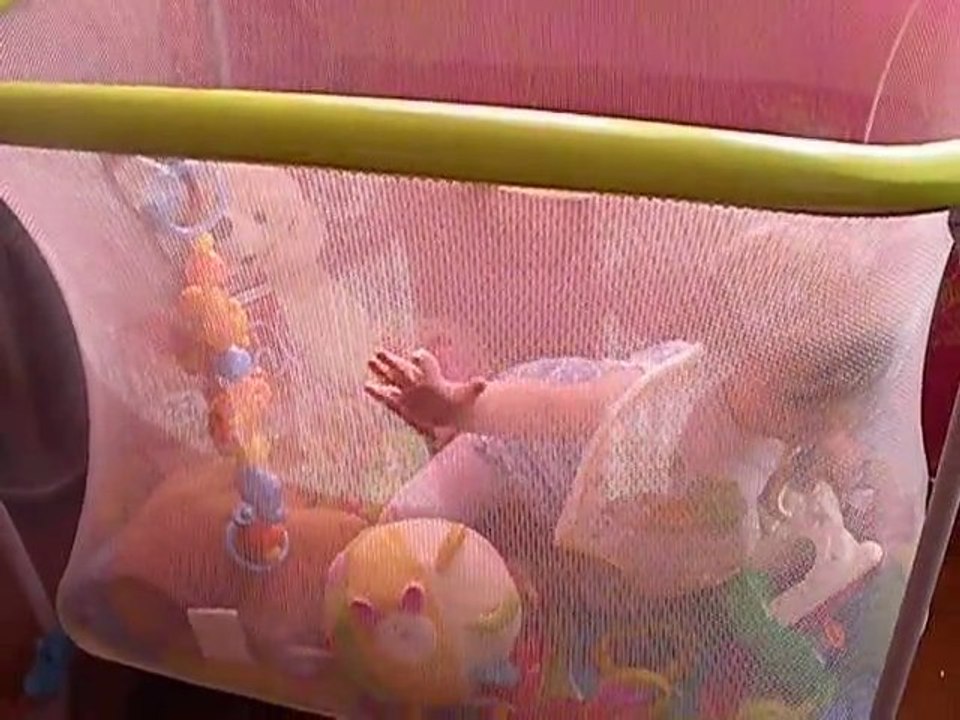 ma fille sonia qui se leve toute seule dans son parc à jouet